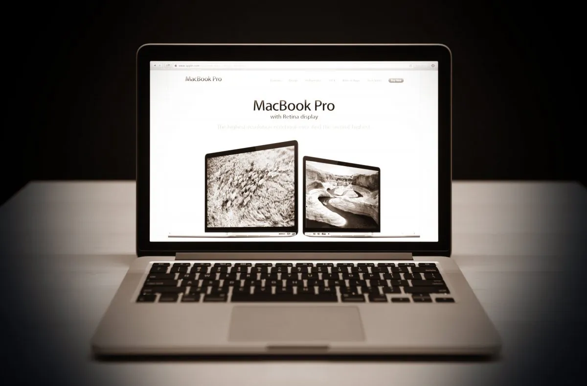 The new 13 inch Macbook Pro with a Retina display is seen during Apple's special event at the California Theatre in San Jose on Oct.r 23, 2012 in Calif. (Kimihiro Hoshino/AFP/Getty Images; effects added by Epoch Times)