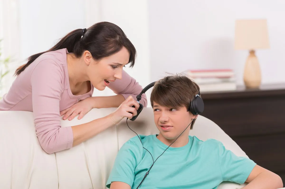 Children must know that you love them, but you do not love what they just did. Criticize the things they do and not them. (Fotolia)