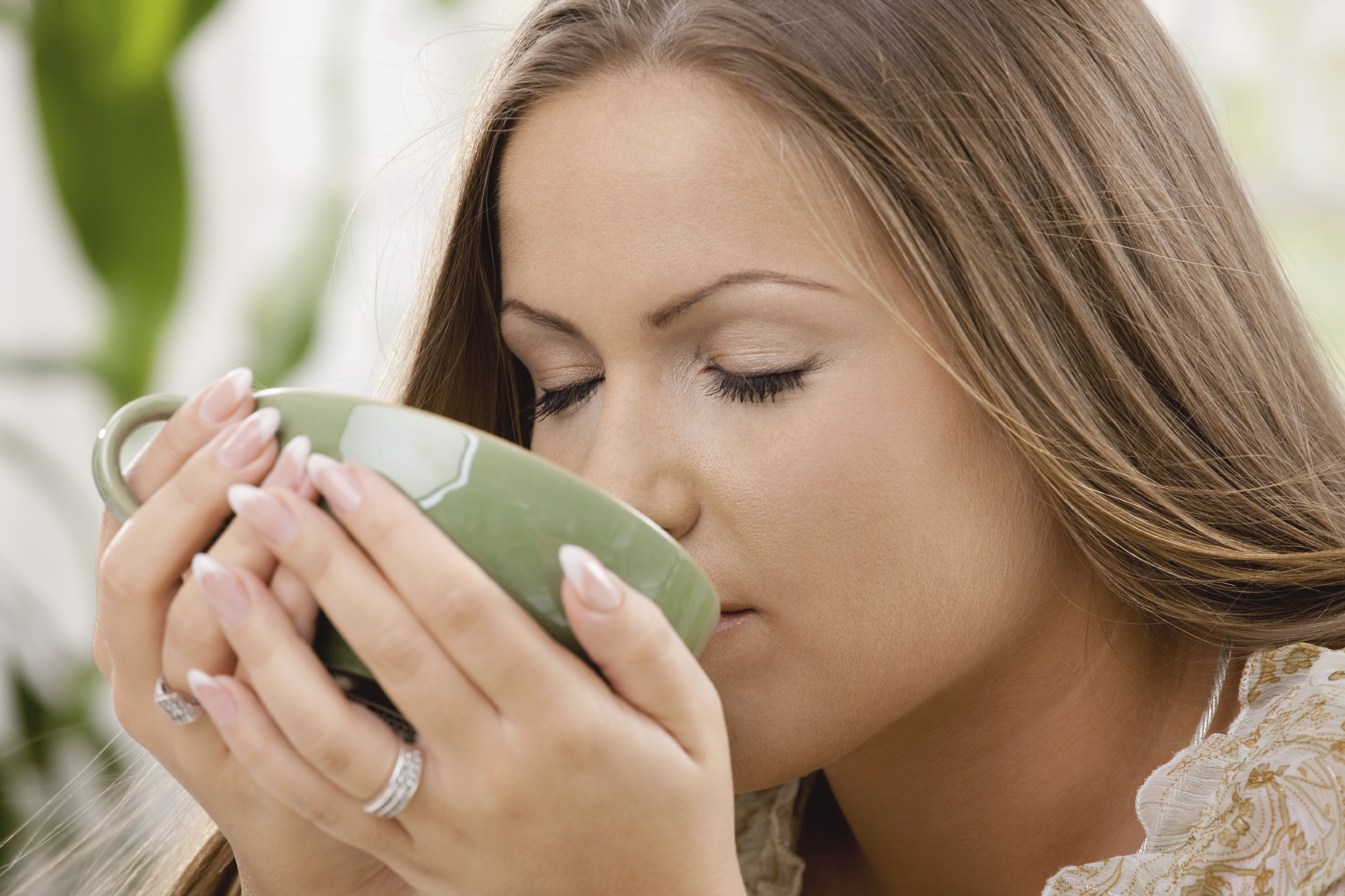 Помогают сохранить молодость. Девушка пьет чай. Женщина пьет травяной чай. Женщина с травяным чаем. Девушка пьет отвар.