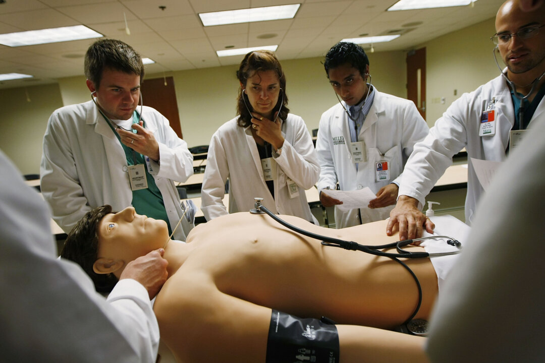 Third year medical students at The Gordon Center for Research In Medical Education, University of Miami, cardiopulmonary patient simulator in this file photo. (Joe Raedle/Getty Images)