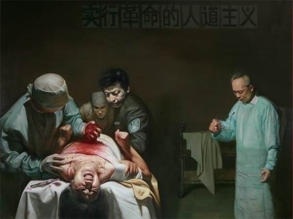 The painting shows Chinese police and doctors harvesting the organs of a living Falun Gong practitioner to sell for a profit. Investigators believe thousands of Falun Gong adherents may have had their organs harvested by Chinese authorities. (minghui.org)