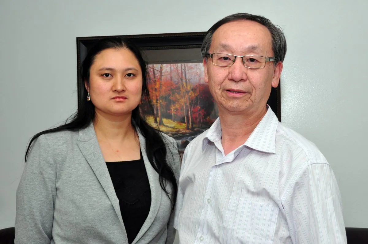 Former Chinese Canadian Post chief editor Helen Wang and freelance journalist Jonathan Fon talk to media in Toronto on Aug. 6, 2015. (Allen Zhou/ Epoch times)