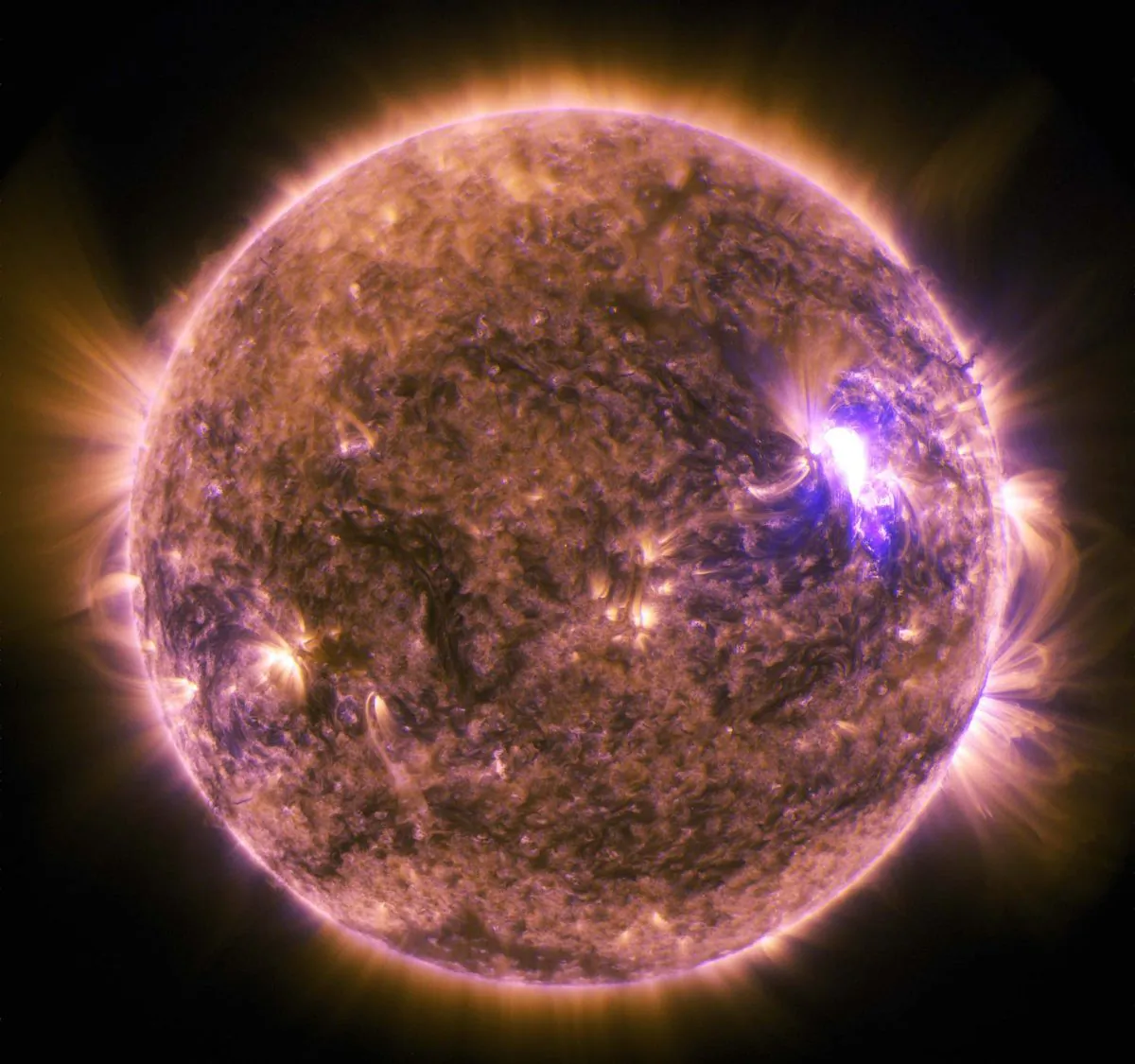 When the sun flares, space weather is on its way to Earth. (NASA/SDO, CC BY 4.0)
