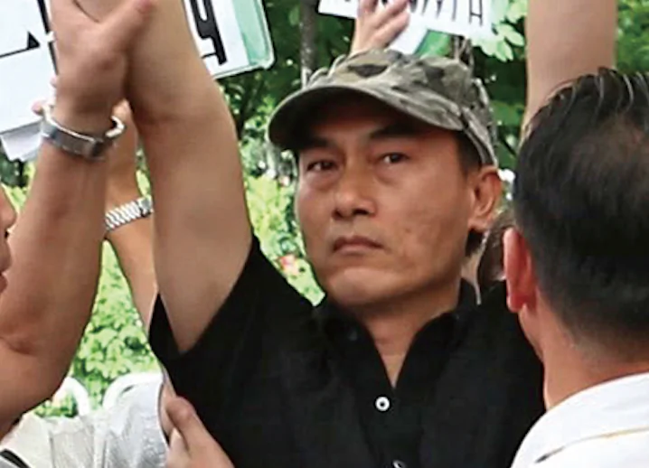 A man who is suspected as a CCP agent, has been recognized participating in the July 26 City-forum program recording site. During the recording of the City-Forum program, the man shouted loudly against host Tse Chi-fung. (Epoch Times)