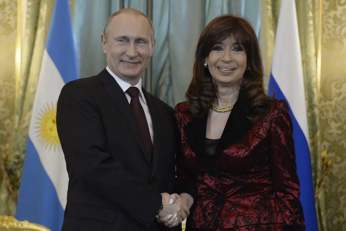 Russian President Vladimir Putin (L) and Argentine Presidet Cristina Fernandez de Kirchner at a meeting in the Kremlin, Moscow, on April 23, 2015. (Alexander Memenov/AFP/Getty Images)