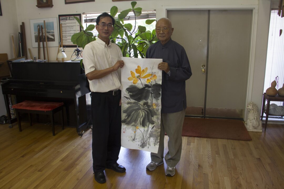 Dr. Yun Chung Chiang in his El Cerrito Studio on July 19, displaying his artwork with Epoch Times staff. (Epoch Times) 