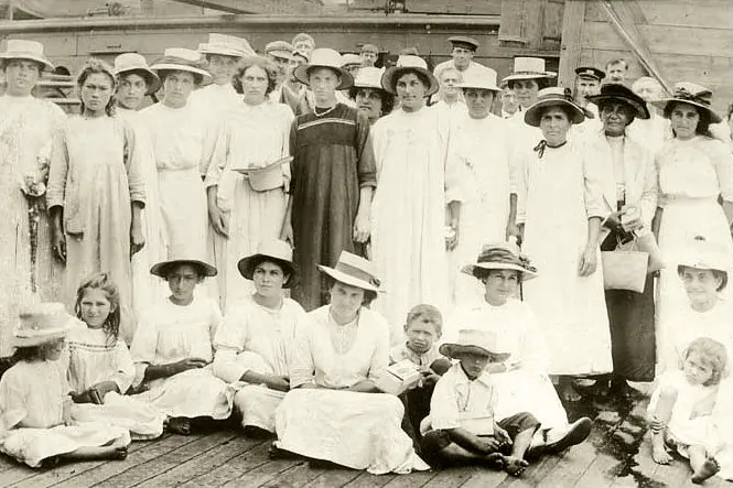 Pitcairn islanders, 1916 (Public Domain)