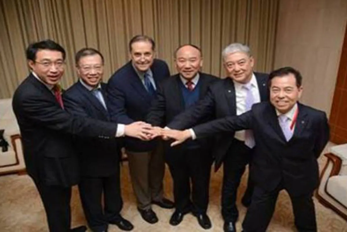 Chinese transplantation officials stand with Dr. Frank Delmonico, executive director of the Declaration of Istanbul Custodian Group, in October of 2013. International transplantation groups seem set to reconcile with Chinese transplant officials once again. (DICG)