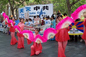 The parade reaches downtown Sydney to continue with the celebration of the 6.2 million withdrawals. (The Epoch Times)