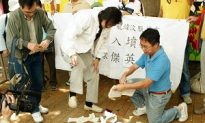 On the Eve of Qing Ming Festival, Hong Kong Residents Destroy CCP Paraphernalia