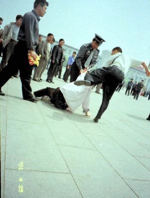 Plain-cloth police brutally arrest Falun Gong practitioners on Tiananmen Square. (Compassion Magazine)