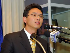 Chen Yonglin speaks at a Chinese community meeting in Melbourne. (The Epoch Times)