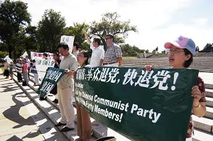Dozens of activists rallied to express their support for the millions of Chinese people who quit the country’s communist party. (The Epoch Times)