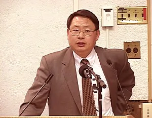 Doctor Yang Jingduan delivers a speech at the Yenching Auditorium of Harvard University on May 14. (The Epoch Times)