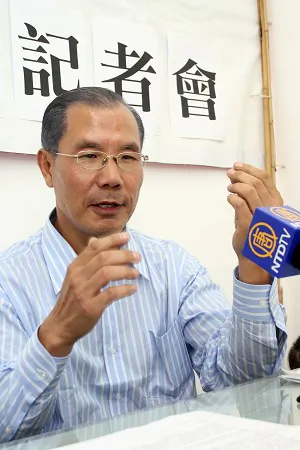 Mr. Jia speaks at a press conference in Hong Kong, explaining how the Nine Commentaries helped him decide to leave China. (The Epoch Times.)