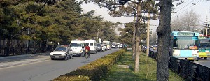 About 10 police vehicles parked to the left of the main entrance of the Diaoyutai State Guesthouse. (The Epoch Times)