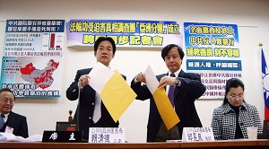 CIPFG-Asia Chairman, Taiwan lawmaker Lai Ching-te; and vice chairman attorney Kenneth Chiu prepare to mail their letters to the Chinese communist regime regarding CIPFG's aim of investigating Chinese prisons where Falun Gong practitioners are held. (Yang Jia/The Epoch Times) CIPFG-Asia Chairman, Taiwan lawmaker Lai Ching-te; and vice chairman attorney Kenneth Chiu prepare to mail their letters to the Chinese communist regime regarding CIPFG's aim of investigating Chinese prisons where Falun Gong practitioners are held. (Yang Jia/The Epoch Times)