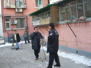 On the afternoon of February 9, while under house arrest, Mr. Qi Zhiyong was making a telephone call at his front door. (The Epoch Times) On the afternoon of February 9, while under house arrest, Mr. Qi Zhiyong was making a telephone call at his front door. (The Epoch Times)