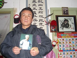 Qi Zhiyong was under house arrest on February 9. During the Chinese New Year holidays, He was mourning the loss of the former Chinese Premier Zhao Ziyang that had been put under house arrest for 16 years because he was against the Tiananmen massacre. (He was unable to attend Zhao's memorial service the previous month because he was also under house arrest then.) (The Epoch Times) Qi Zhiyong was under house arrest on February 9. During the Chinese New Year holidays, He was mourning the loss of the former Chinese Premier Zhao Ziyang that had been put under house arrest for 16 years because he was against the Tiananmen massacre. (He was unable to attend Zhao's memorial service the previous month because he was also under house arrest then.) (The Epoch Times)