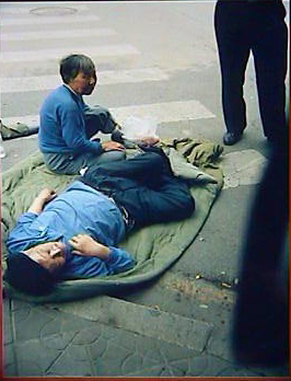Ye's aged parents were dragged out of their house, and thrown out on the street with only a worn-out blanket while the family's property was carried off by the authorities. (The Epoch Times) Ye's aged parents were dragged out of their house, and thrown out on the street with only a worn-out blanket while the family's property was carried off by the authorities. (The Epoch Times)