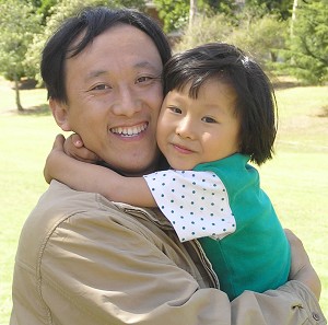 DELIGHT: Huang Guohua and his four-year-old daughter Huang Ying, who just gained New Zealand residency as refugees. Guohua says he still can't believe he has made it to the peaceful nation of New Zealand, following the nightmare he went through in China. (The Epoch Times)
