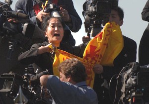 Dr. Wenyi Wang (C) demands that Chinese Communist Chairman Hu Jintao end the persecution of Falun Gong during a ceremony on the South Lawn off the White House on April 20, 2006 in Washington, DC. (Roger L. Wollenberg/Getty Images) Dr. Wenyi Wang (C) demands that Chinese Communist Chairman Hu Jintao end the persecution of Falun Gong during a ceremony on the South Lawn off the White House on April 20, 2006 in Washington, DC. (Roger L. Wollenberg/Getty Images)