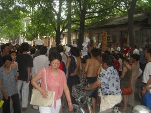 Petitioners gather to call for an end to corruption. (The Epoch Times)
