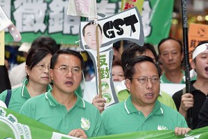 On the morning of August 20, 2006 lawmaker Albert Ho (front right) attended a march protesting a possible goods and services tax. (Wu Lianyou/The Epoch Times) On the morning of August 20, 2006 lawmaker Albert Ho (front right) attended a march protesting a possible goods and services tax. (Wu Lianyou/The Epoch Times)