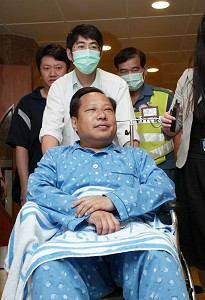 Ho Chun-yan was brutally assaulted in August 2006. (New Epoch Magazine Photo) Ho Chun-yan was brutally assaulted in August 2006. (New Epoch Magazine Photo)