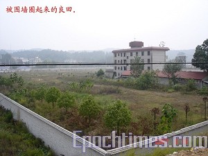 Fenced farmlands. (The Epoch Times) Fenced farmlands. (The Epoch Times)