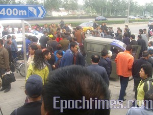 The large crowd blocking traffic. (The Epoch Times) The large crowd blocking traffic. (The Epoch Times)