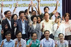 Anson Chan (center) won the primary election of the Pan-Democratic party. Anson Chan will represent the Pan-Democratic to run for the by-election for the Legislative Council. In the picture are Pan-Democratic Party Anson Chan with Pan-Democratic councilors. (Wu Lianyou/The Epoch Times)