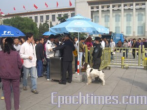 On National Day, the Beijing authority set up check points to screen out appellants to prevent their protests on Tiananmen Square. (The Epoch Times)