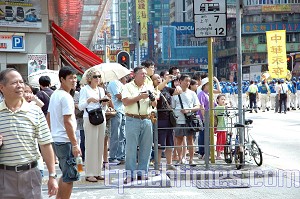 Many parade watchers filmed the event with video recorders and cameras. (Pan Jingqiao/The Epoch Times) Many parade watchers filmed the event with video recorders and cameras. (Pan Jingqiao/The Epoch Times)