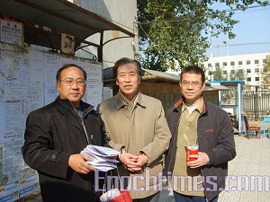 Che Hongnian and Chen Xi, human rights activists from another province, act as volunteers for Sun Wenguang's election campaign. (The Epoch Times) Che Hongnian and Chen Xi, human rights activists from another province, act as volunteers for Sun Wenguang's election campaign. (The Epoch Times)