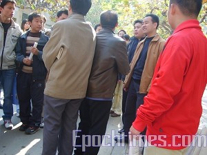 Plain-clothes police are interfering in Sun's campaign. (The Epoch Times) Plain-clothes police are interfering in Sun's campaign. (The Epoch Times)