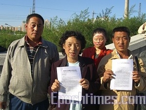 Liu Jie (second from left). (The Epoch Times)