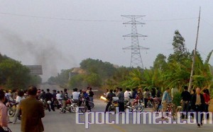 Villagers confronting the hired gang to get to the construction site to protest their land seizures in Shanwei.