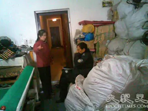 Zhang Junling’s sister tells the police about the forced relocation attempt made on February 2, 2007. (The Epoch Times)