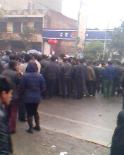 The standoff between police and protesters in front of the new Zhushan Government Building. (Pan-Blue Coalition) The standoff between police and protesters in front of the new Zhushan Government Building. (Pan-Blue Coalition)