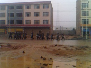 Armed police, military soldiers and military officers crowded the entrance of the new building of the Zhushan Town government. (Pan-Blue Coalition) Armed police, military soldiers and military officers crowded the entrance of the new building of the Zhushan Town government. (Pan-Blue Coalition)
