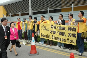 Protesting in front of the selected electors. (Pan Jingqiao/The Epoch Times)