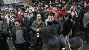 A teenage girl  ready to jump from the sixth floor, while onlookers encouraged her. (Photo from Internet)