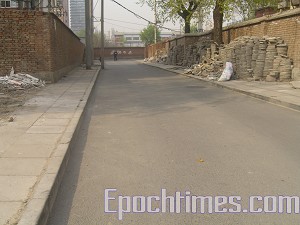 The south exit to Building 11 where Gao's family resides has been blocked off by police. (The Epoch Times) The south exit to Building 11 where Gao's family resides has been blocked off by police. (The Epoch Times)