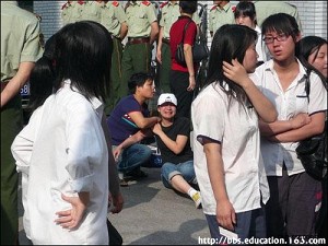 On May 23, 2007, students and parents from Ningbo No. 9 High School protested outside city hall. (Photo provided by students from Ningbo No.9 High School)
