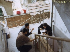 Zhou Zhaochun, Liu Qiquan, Zhou Qibin and Li Gang enjoy their box lunch around the staircase of the Ma family. (www.64tianwang.com)