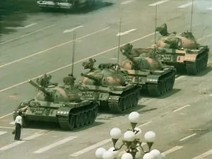 A demonstrator bravely faces down a column of tanks on Tiananmen Square. (wWikipedia)