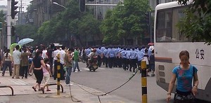 Wuhan city authority mobilized over one thousand armed police officers to arrest human rights defenders at Hualou Street on June 23, 2007. (The Epoch Times) Wuhan city authority mobilized over one thousand armed police officers to arrest human rights defenders at Hualou Street on June 23, 2007. (The Epoch Times)
