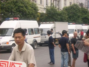 Police cars. Wuhan city authority mobilized over one thousand armed police officers to arrest human rights defenders at Hualou Street on June 23, 2007. (The Epoch Times) Police cars. Wuhan city authority mobilized over one thousand armed police officers to arrest human rights defenders at Hualou Street on June 23, 2007. (The Epoch Times)