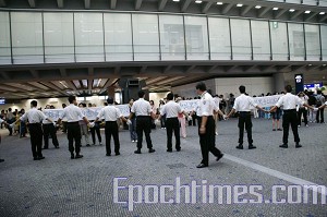 Hong Kong police form a human chain to block practitioners from entering Hong Kong. (The Epoch Times) Hong Kong police form a human chain to block practitioners from entering Hong Kong. (The Epoch Times)
